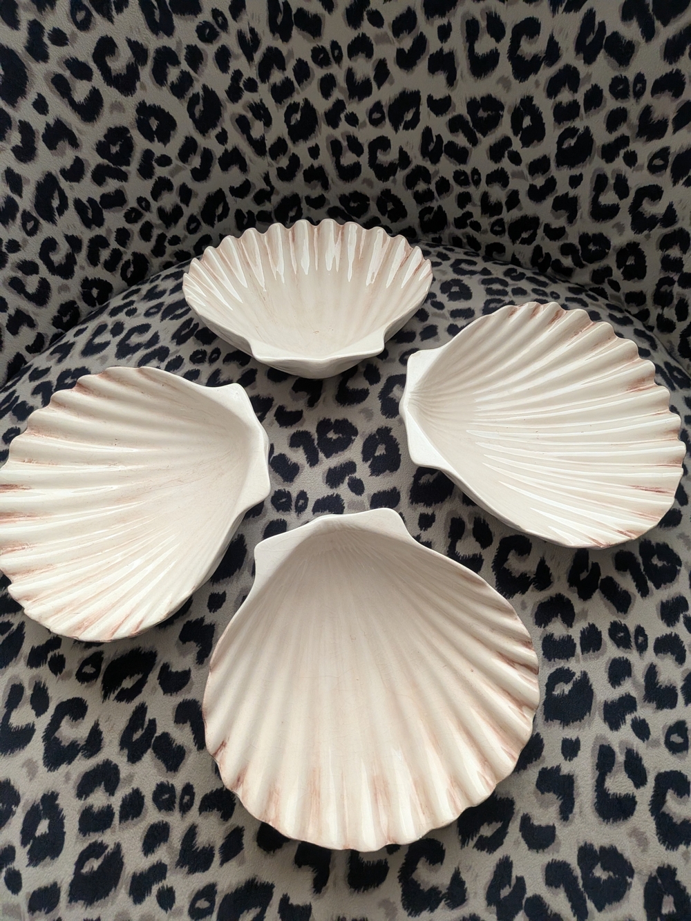Set of 4 Scallop Seashell Shaped Ceramic Dishes - Soft Cream with Blush Rims